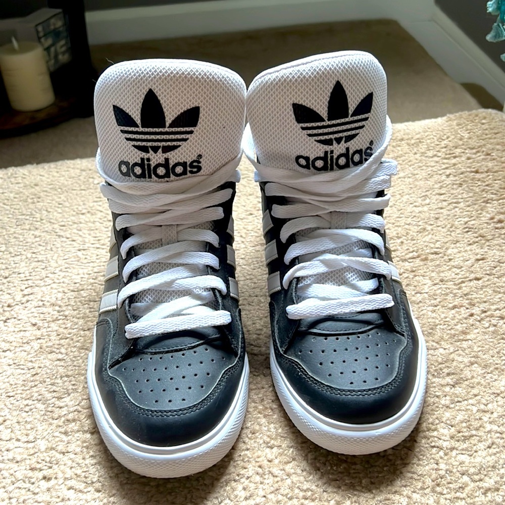 Adidas Hi-top women’s size 9.5 black and white with mint green like new